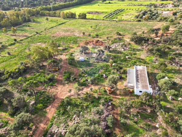 locale commerciale in vendita a Pula