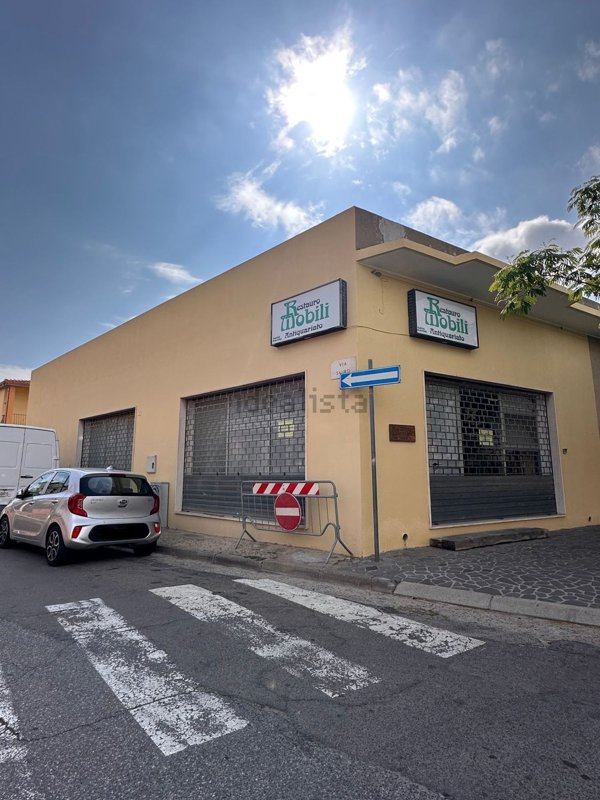 locale commerciale in vendita a Pula