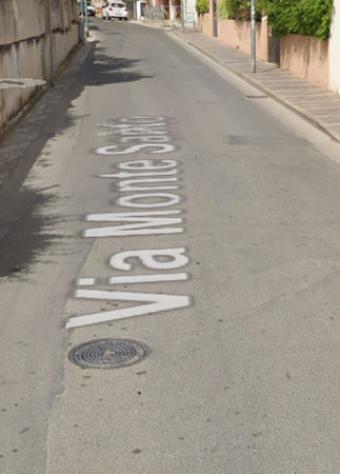 locale commerciale in vendita a Pula