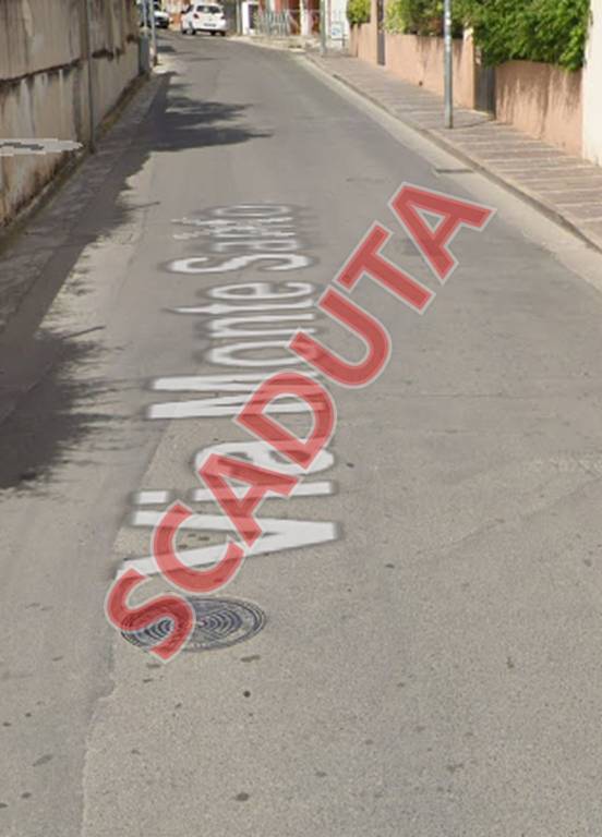 locale commerciale in vendita a Pula