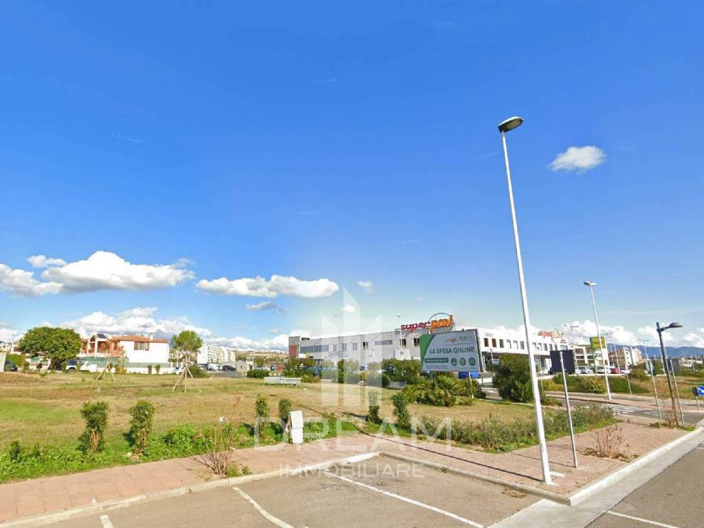 negozio in vendita a Quartu Sant'Elena in zona Litorale