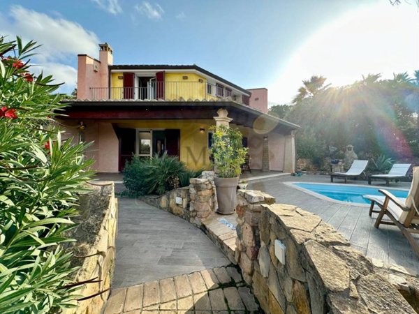 casa indipendente in vendita a Quartu Sant'Elena in zona Capitana