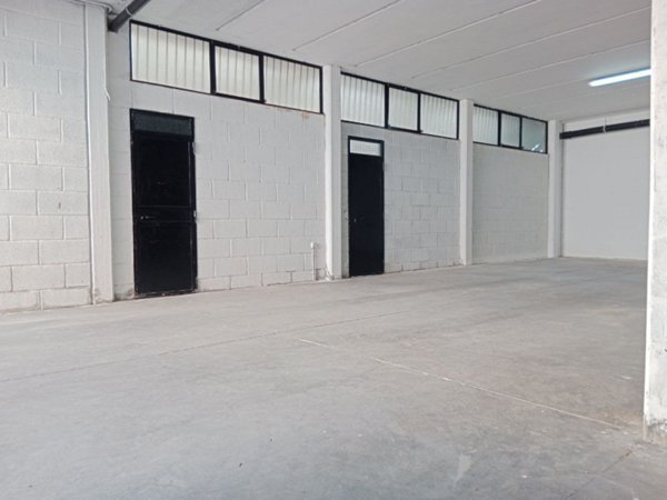 locale di sgombero in vendita a Quartu Sant'Elena in zona Pitz'e Serra