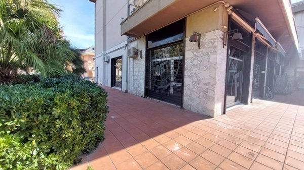 negozio in vendita a Quartu Sant'Elena in zona Margine Rosso
