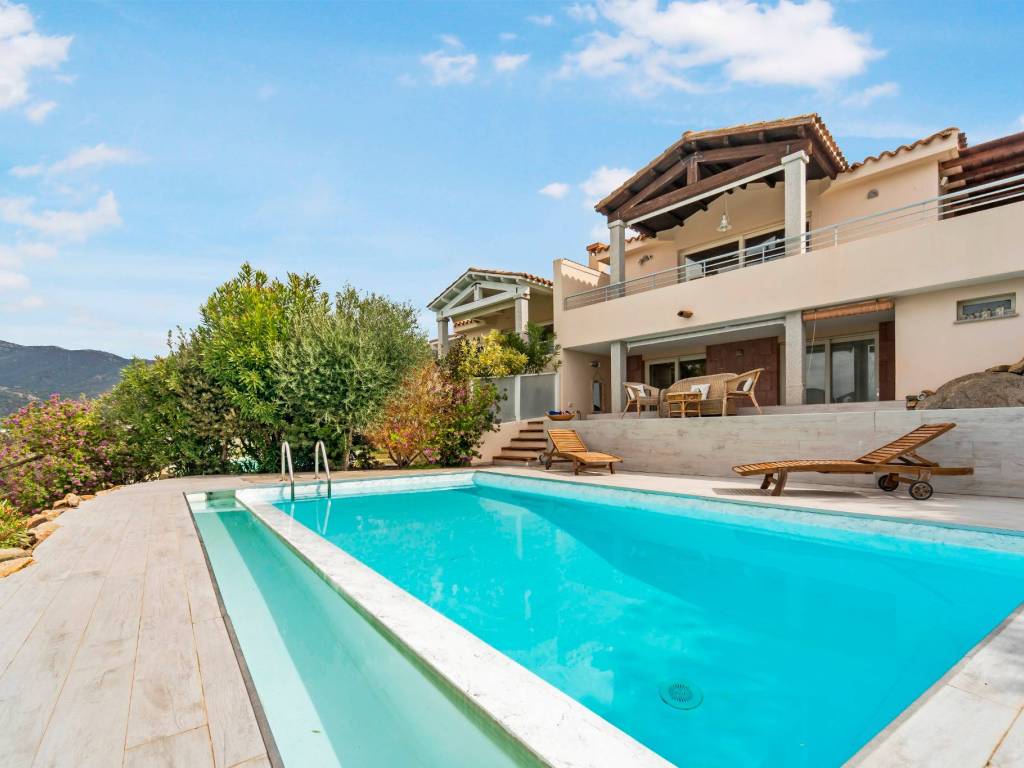 casa indipendente in vendita a Quartu Sant'Elena in zona Geremeas