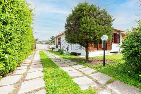 casa indipendente in vendita a Quartu Sant'Elena in zona Litorale