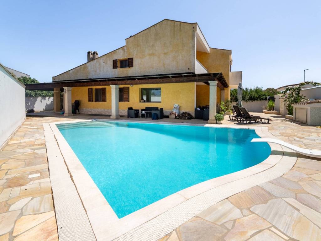 casa indipendente in vendita a Quartu Sant'Elena in zona Foxi