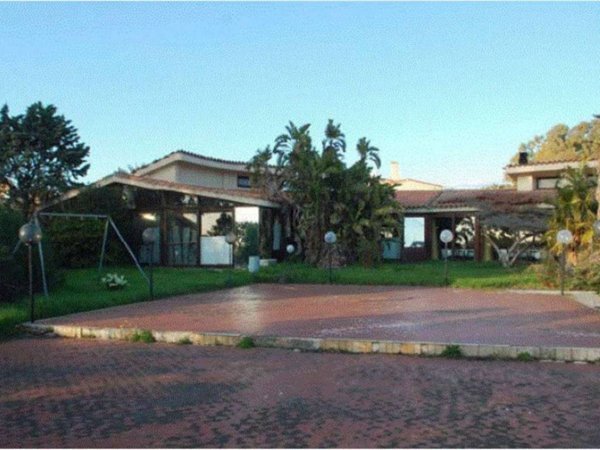 negozio in vendita a Quartu Sant'Elena in zona Capitana