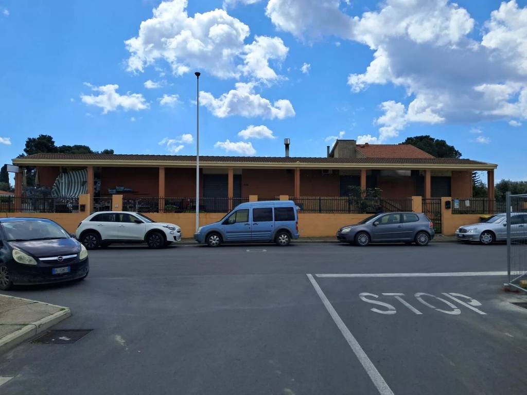 negozio in vendita a Quartu Sant'Elena in zona Foxi