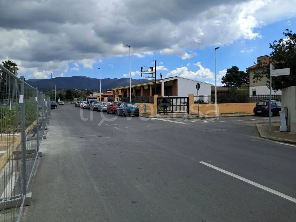 negozio in vendita a Quartu Sant'Elena in zona Capitana