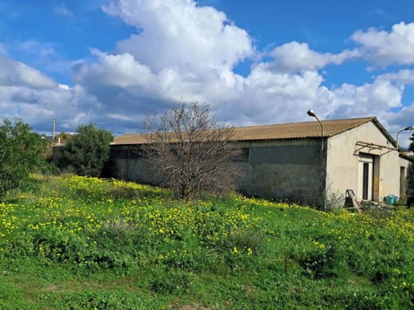 locale commerciale in vendita a Quartu Sant'Elena in zona Foxi
