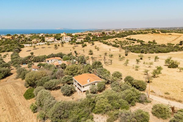 casa indipendente in vendita a Quartu Sant'Elena in zona Is Meris