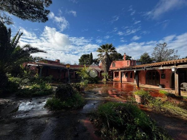 negozio in vendita a Quartu Sant'Elena in zona Capitana