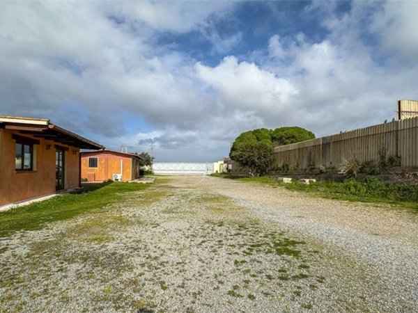 locale commerciale in vendita a Quartu Sant'Elena in zona Pirastu