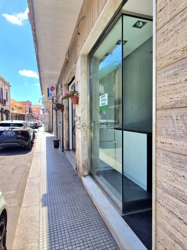locale commerciale in vendita a Quartu Sant'Elena in zona Centro Storico
