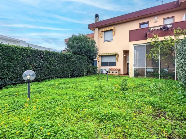 casa indipendente in vendita a Quartu Sant'Elena in zona Litorale