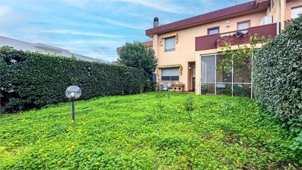 casa indipendente in vendita a Quartu Sant'Elena in zona Litorale