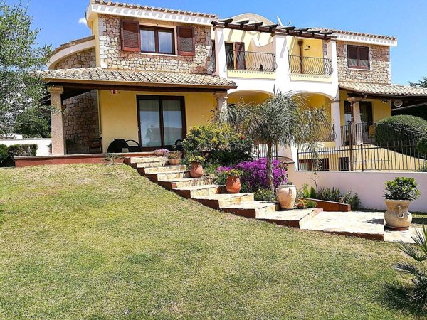 casa indipendente in vendita a Quartu Sant'Elena in zona Is Meris