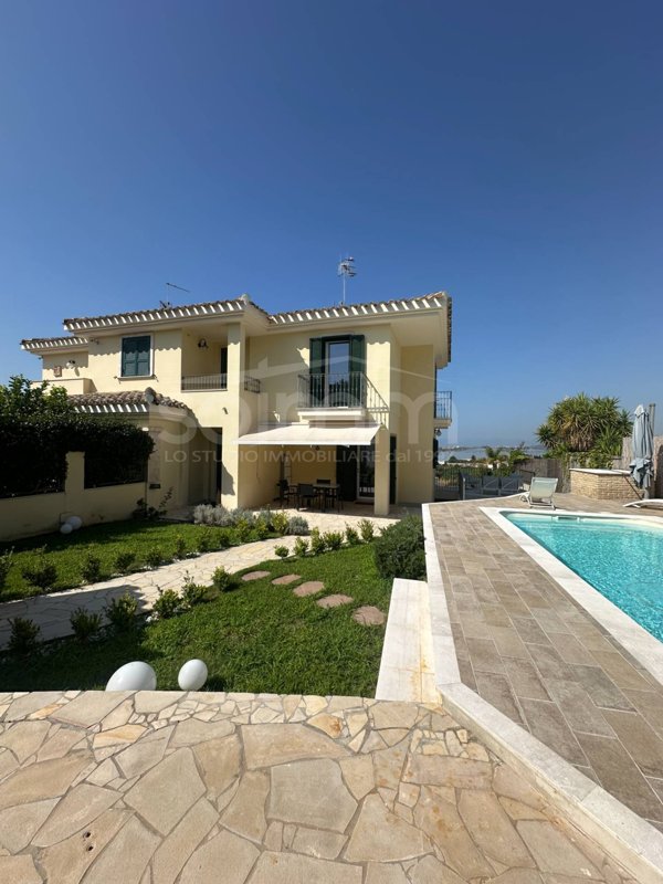 casa indipendente in vendita a Quartu Sant'Elena in zona Margine Rosso