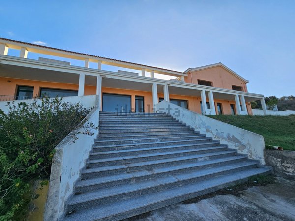 locale commerciale in vendita a Sarroch