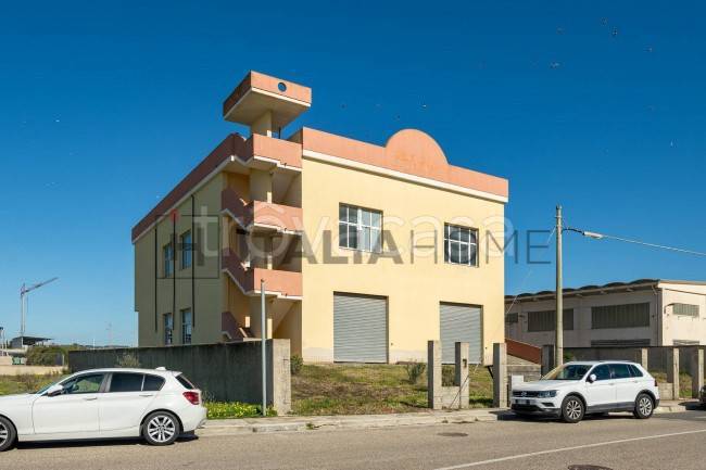 locale commerciale in vendita a Selargius