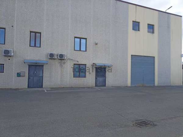 locale commerciale in vendita a Sestu