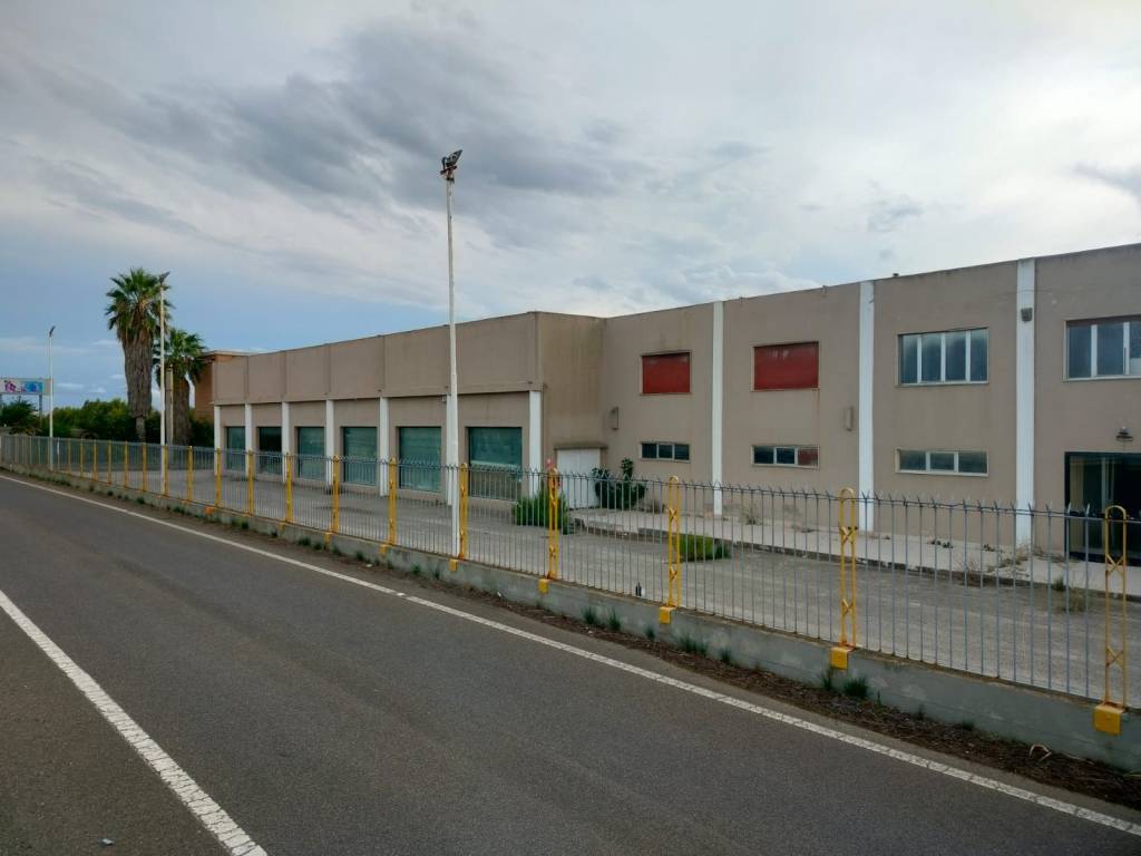 locale commerciale in vendita a Sestu