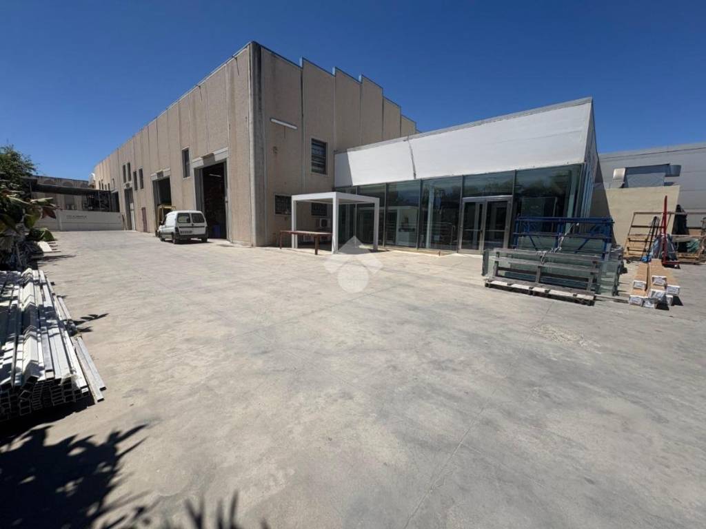 locale commerciale in vendita a Sestu