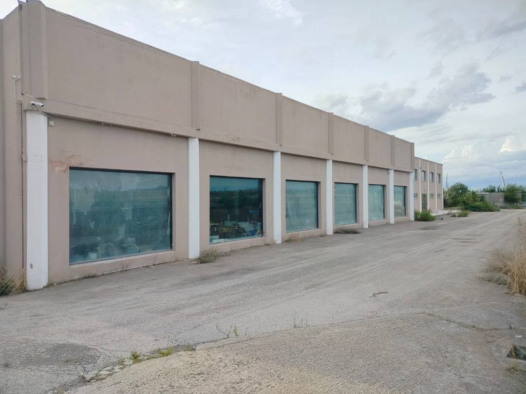 locale commerciale in vendita a Sestu