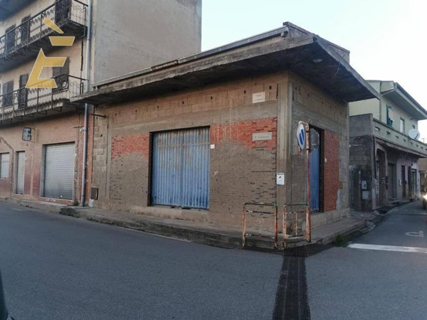 locale commerciale in vendita ad Uta