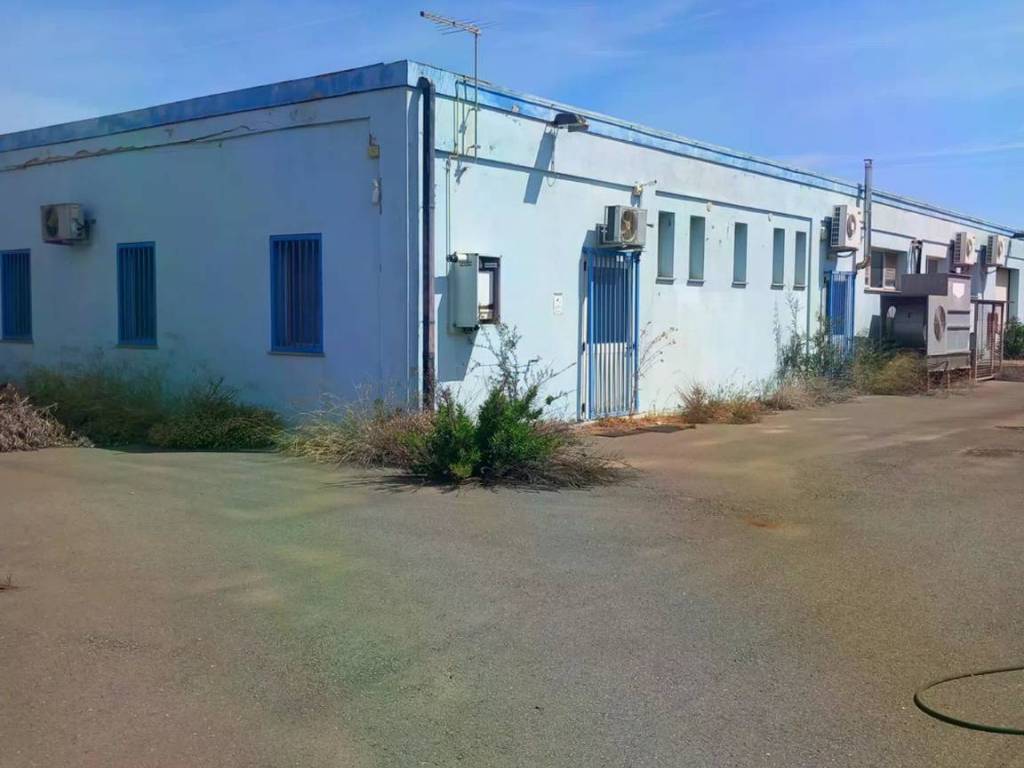 locale commerciale in vendita ad Uta