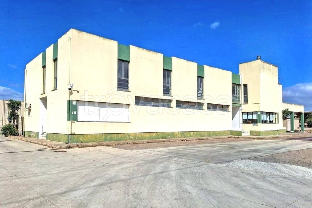locale commerciale in vendita ad Uta