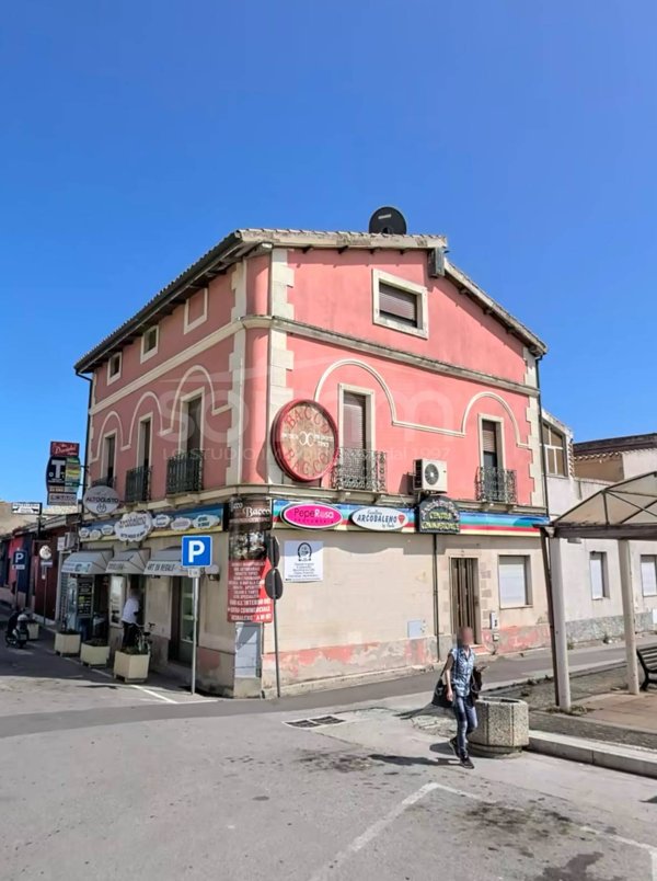 locale commerciale in vendita ad Uta