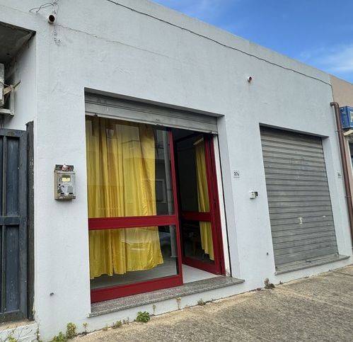 locale commerciale in vendita ad Uta