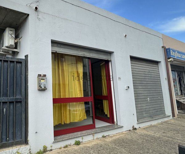 locale commerciale in vendita ad Uta