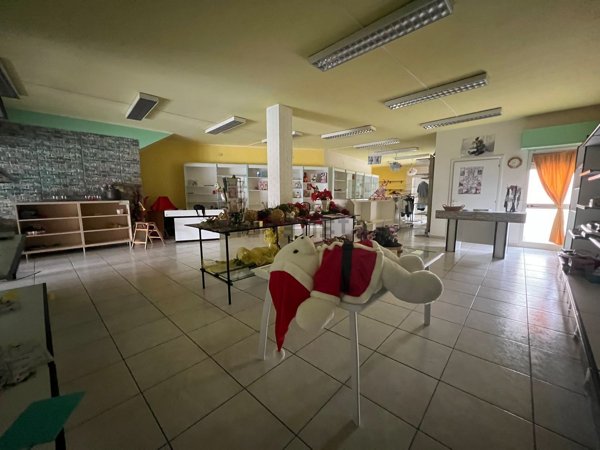 locale commerciale in vendita ad Uta