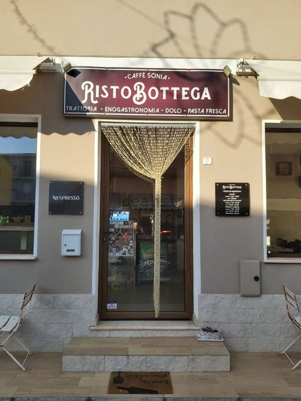 locale commerciale in vendita ad Uta