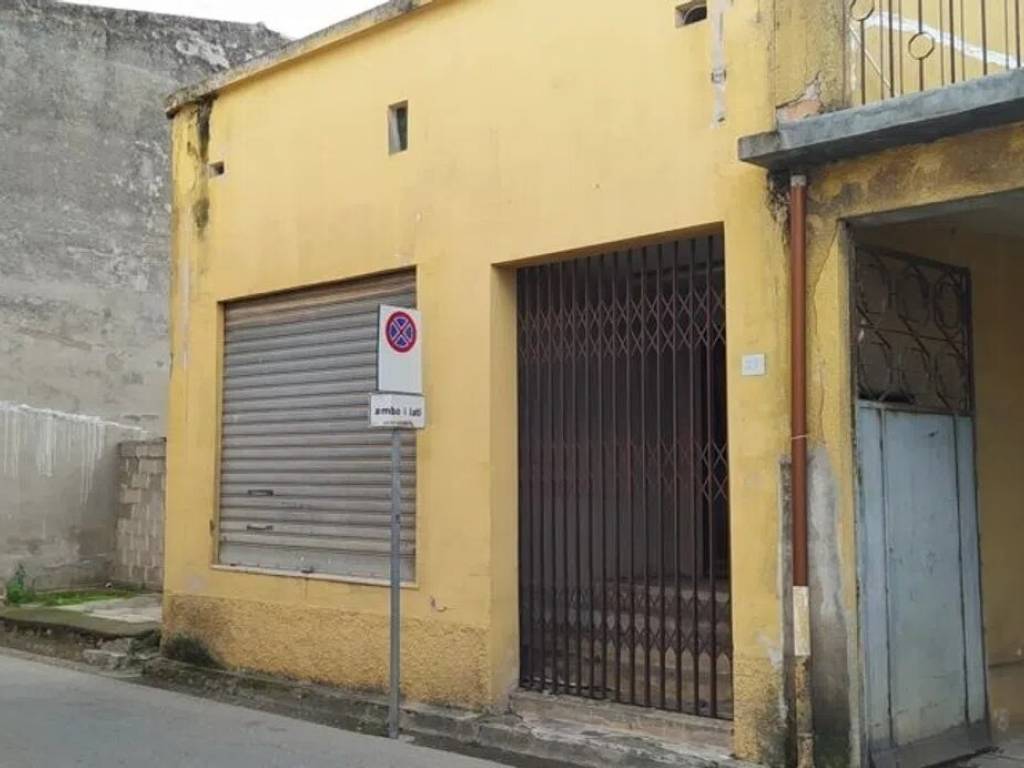 negozio in vendita ad Uta