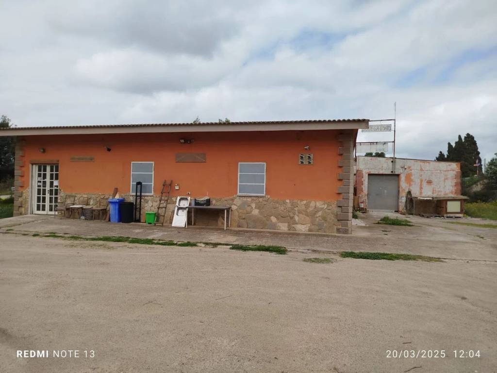 negozio in vendita ad Uta