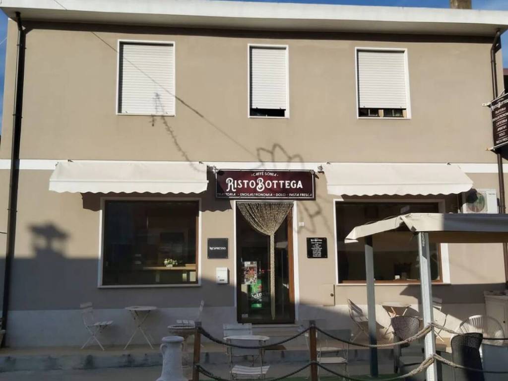 locale commerciale in vendita ad Uta