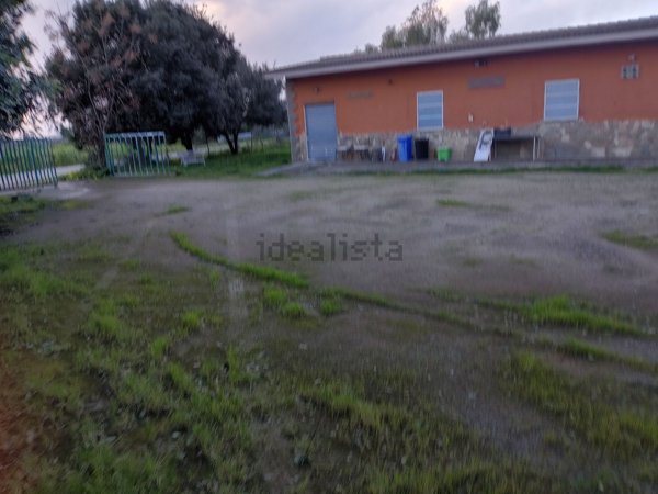 locale commerciale in vendita ad Uta