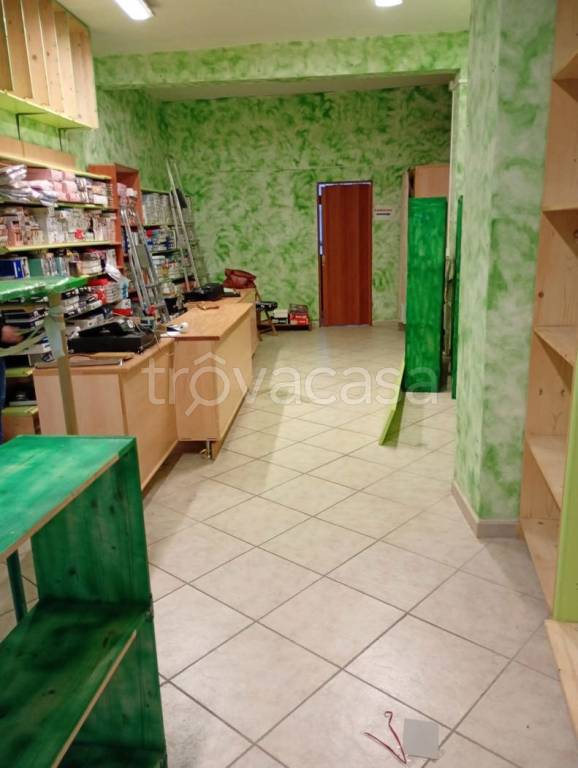 negozio in vendita ad Uta