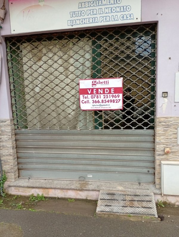 negozio in vendita ad Uta