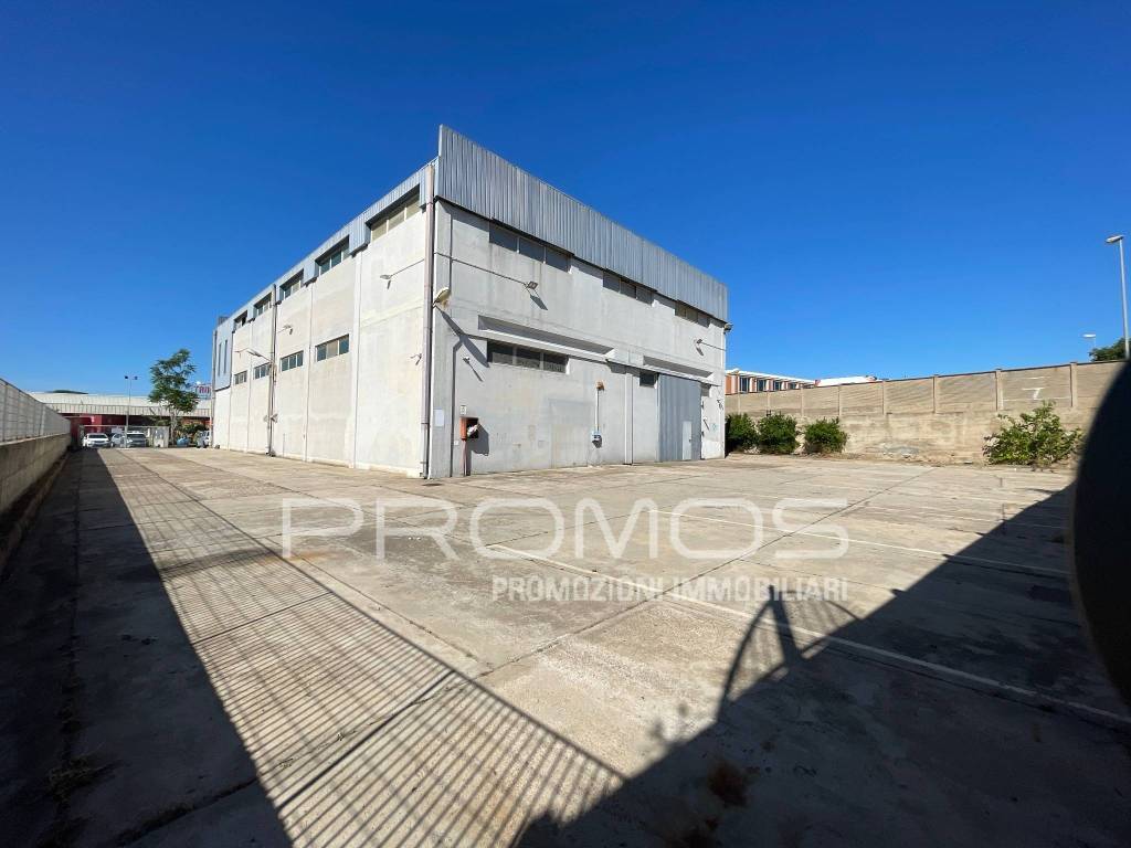 locale commerciale in vendita ad Elmas