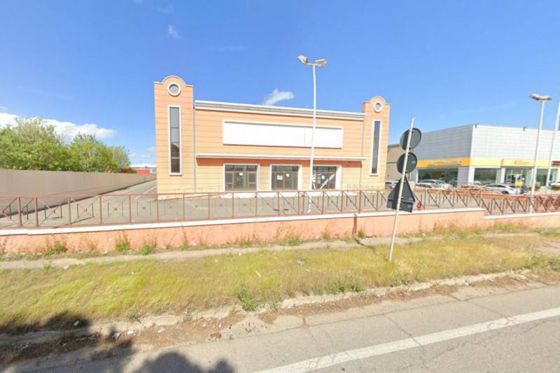 locale commerciale in vendita ad Elmas