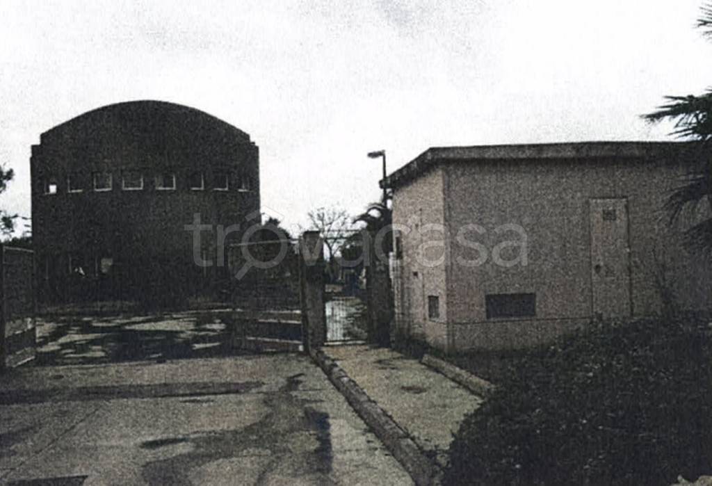 locale commerciale in vendita ad Elmas