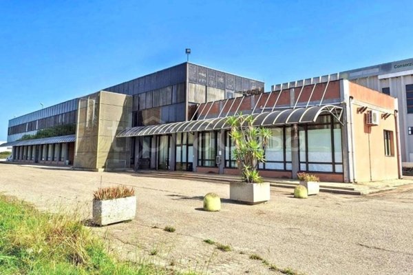 locale commerciale in vendita ad Elmas