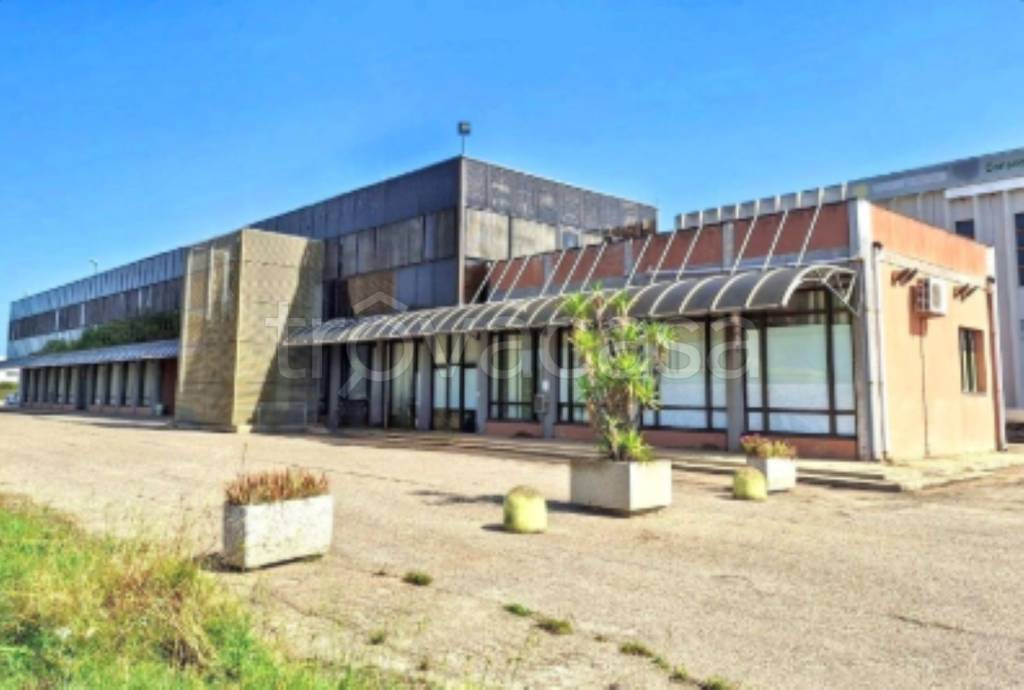 locale commerciale in vendita ad Elmas