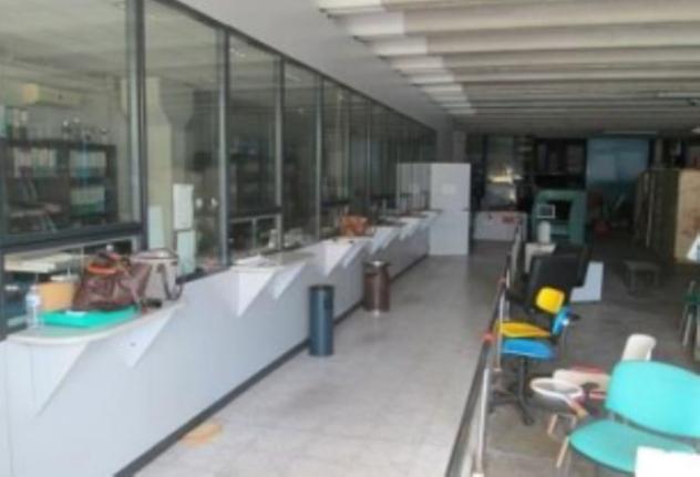 locale commerciale in vendita ad Elmas