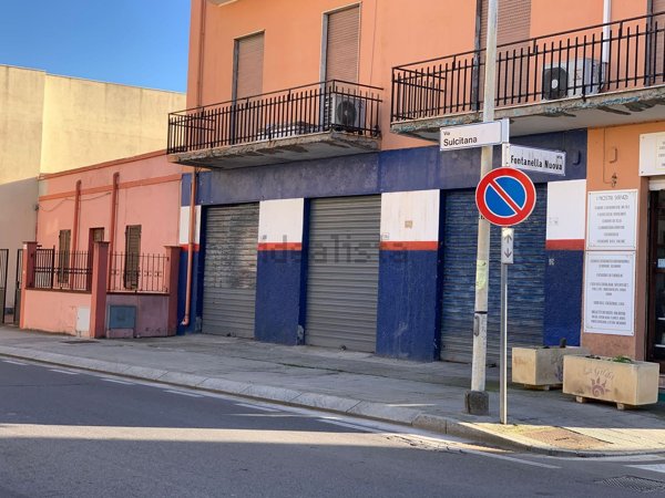locale commerciale in vendita ad Elmas